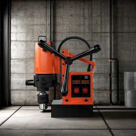 Taladro magnético eficiente con recorrido máximo de 145 mm y variedad de colores